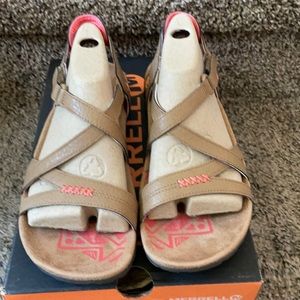 New women’s Merrell sandals size 6